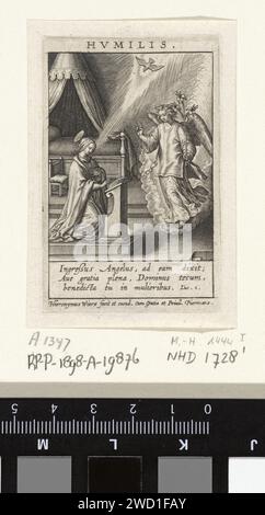 Tugend of the Nederigen, Hieronymus Wierix, 1563 - vor 1619 die Verkündigung drucken. Maria kniet hinter ihrem Schreibtisch. Sie wird von dem Engel Gabriël besucht. Er sagt ihr, dass sie einen Sohn gebären wird, der Christus genannt wird. Die Taube des Heiligen Geistes fällt auf Maria. Am Rande ein dreistimmiges Bibelzitat von Luc. 1 auf Lateinisch. Antwerpener Papierstich die Verkündigung: Maria kniend Stockfoto