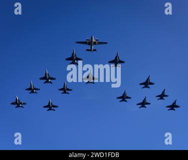 Militärflugzeuge fliegen während einer Flugvorführung in enger Formation. Stockfoto