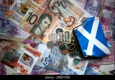 Aktenfoto vom 04/18 mit Münzen und Schottischen Banknoten. Den Ministern wurde gesagt, dass sie sich mit dem "stagnierenden" Wirtschaftswachstum befassen sollen, da die Zahlen der Scottish Chambers of Commerce (SCC) zeigen, dass Unternehmen weiterhin unter Druck von Inflation, Investitionen und Cashflow stehen. Der vierteljährliche Wirtschaftsindikator für die letzten Monate des Jahres 2023 zeigt, dass die Bedenken der überwiegend kleinen und mittleren Unternehmen „leicht nachgelassen“ haben. Die Inflationsbedenken fielen 2023 auf ihren niedrigsten Stand und lagen bei 52 %, verglichen mit 75 % im vorherigen Quartal. Ausgabedatum: Donnerstag, 18. Januar 2024. Stockfoto