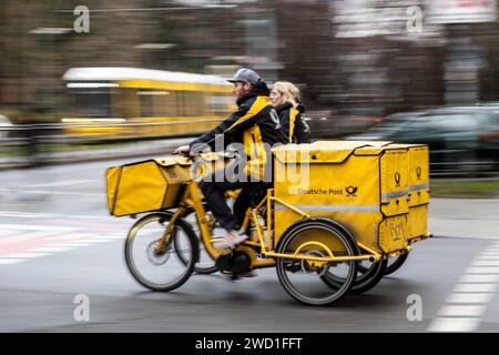 Zwei Briefträger der Deutschen Post fahren mit ihren Lastenfahrrädern durch Berlin-Prenzlauer Berg. / Zwei Briefträger der Deutschen Post fahren mit ihren Lastenrädern durch Berlin-Prenzlauer Berg. Briefträger der Deutschen Post *** zwei Briefträger der Deutschen Post fahren ihre Lastenräder durch Berlin Prenzlauer Berg zwei Briefträger der Deutschen Post fahren ihre Lastenräder durch Berlin Prenzlauer Berg Deutsche Post Briefträger S-P202401034961.jpg Stockfoto