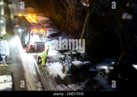 Kastrup/Copenhgen/ Dänemark /18. Januar 2024/.Müllauffangfahrzeug in Betrieb bei Schnee zur Abfallsammlung in Kastrup. (Photo.Francis Joseph Dean/Dean Pictures) Stockfoto