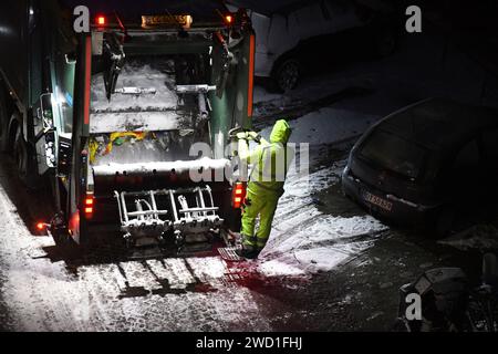 Kastrup/Copenhgen/ Dänemark /18. Januar 2024/.Müllauffangfahrzeug in Betrieb bei Schnee zur Abfallsammlung in Kastrup. (Photo.Francis Joseph Dean/Dean Pictures) Stockfoto