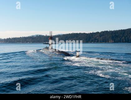 Das U-Boot der Los Angeles-Klasse USS Jacksonville durchquert den Puget Sound. Stockfoto