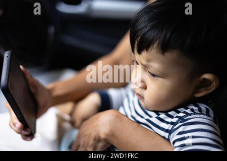 Nahaufnahme, Familie, Technologie und Menschenkonzept. Mutter und Kind machen Videoanrufe. Stockfoto