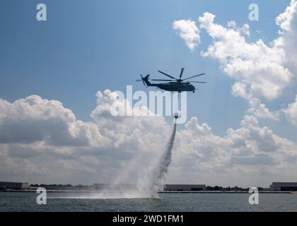 Ein MH-53E Sea Dragon Helikopter führt eine Übung zur Brandbekämpfung aus. Stockfoto