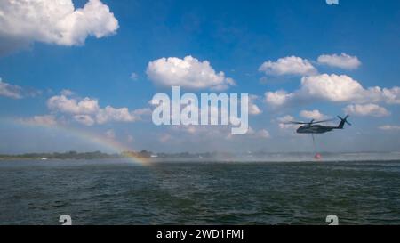 Ein MH-53E Sea Dragon Helikopter führt eine Übung zur Brandbekämpfung aus. Stockfoto