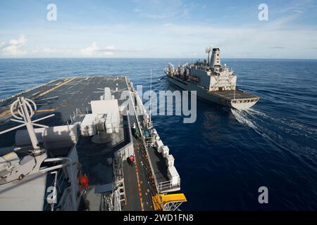 Das amphibische Angriffsschiff USS Wasp nähert sich dem Flottenauffüllungsöler USNS Yukon. Stockfoto