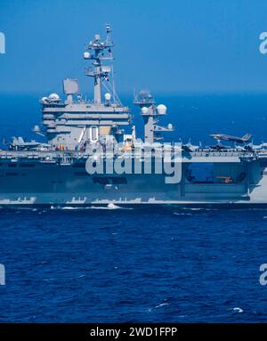 Eine F-35C Lightning II landet auf dem Flugdeck des Atomflugzeugträgers USS Carl Vinson. Stockfoto