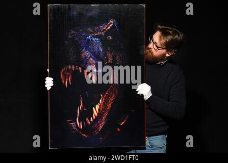 Ein Mitarbeiter von Propstore sieht sich ein 3D-Lenticular für den 1997 erschienenen Film The Lost World: Jurassic Park (geschätzte £600 - £1.200) während einer Vorschau für Propstores UK-Poster-Auktion im Propstore in Rickmansworth, Hertfordshire an. Bilddatum: Mittwoch, 17. Januar 2024. Stockfoto