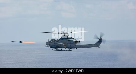 Ein AH-1Z Viper-Hubschrauber des U.S. Marine Corps feuert eine AIM-9-Sidewinder-Rakete ab. Stockfoto