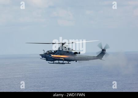 Ein AH-1Z Viper-Hubschrauber des U.S. Marine Corps feuert eine AIM-9-Sidewinder-Rakete ab. Stockfoto