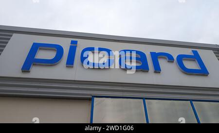 Bordeaux , Frankreich - 01 14 2024 : Picard Logo Zeichen und Markentext der französischen Supermarkt Fassadenfenster Kette Eingang Geschäft Lebensmittelfirma von Distributi Stockfoto