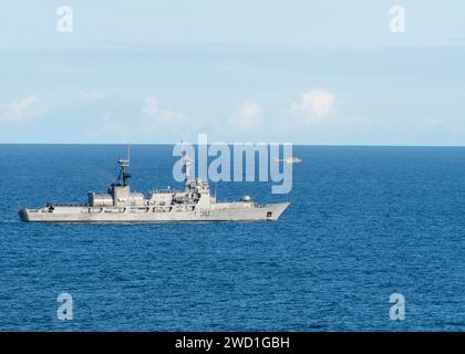 Ein italienischer NH 90 Hubschrauber fliegt von der nigerianischen Navy Fregatte NNS Thunder. Stockfoto