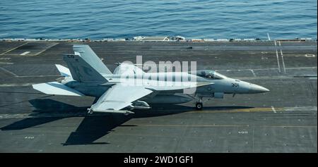 Eine F/A-18E Super Hornet landet verhaftet auf dem Flugdeck der USS Nimitz. Stockfoto