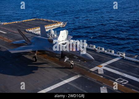 Ein U.S. Marine Corps F-35B Lightning II startet vom Flugdeck der USS Makin Island. Stockfoto