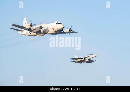 Eine EP-3 Aries und eine F/A-18F Super Hornet im Flug. Stockfoto