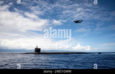 Eine C-17 Globemaster III der US Air Force liefert eine Nutzlast an die USS Henry M. Jackson. Stockfoto