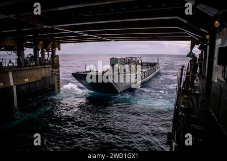 Landing Craft Utility Boat geht an Bord des Amphibienlagers USS Comstock. Stockfoto