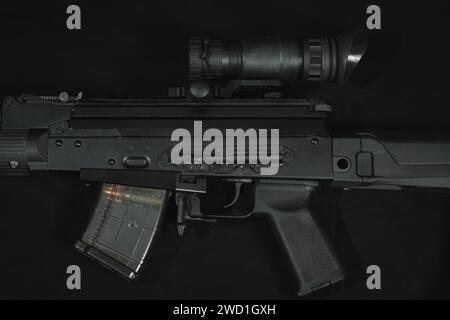 AKM Sturmgewehr mit Nachtsichtgerät, Nahaufnahme Foto. Hochwertige Fotos Stockfoto