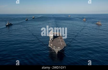 Schiffe der US Navy, der japanischen Marine und der Royal Canadian Navy in Bildung in der Philippinischen See. Stockfoto