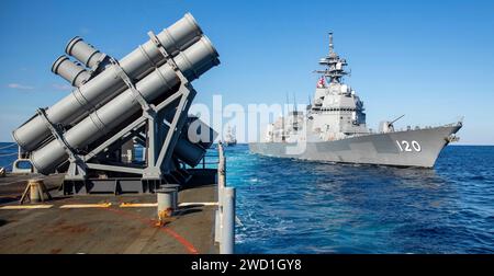 Der japanische Zerstörer Shiranui segelt mit dem Kreuzer USS Shiloh in Formation. Stockfoto