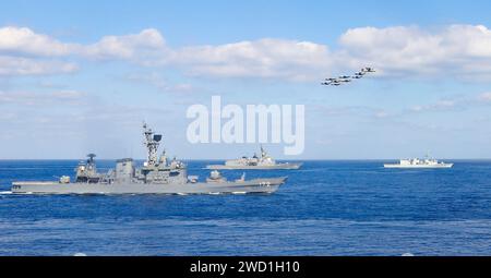 Flugzeuge fliegen über die japanischen Schiffe JS Shimakaze, JS Ashigara und HMCS Winnipeg. Stockfoto