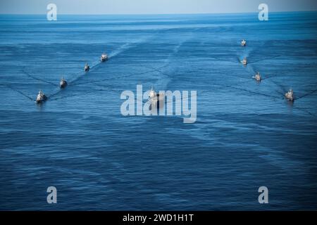 Kriegsschiffe der US Navy, der japanischen Marine und der Royal Canadian Navy durchqueren die Philippinische See. Stockfoto