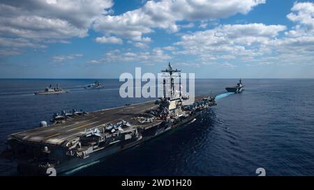 Kriegsschiffe der US Navy und der japanischen Maritime Self-Defense Force durchqueren die Philippinische See. Stockfoto