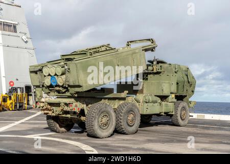 Die US-Marines positionieren ein HIMARS-Fahrzeug auf dem Flugdeck eines Schiffes. Stockfoto