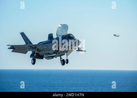 Ein U.S. Marine Corps F-35B Lightning II bereitet sich auf die Landung auf dem Flugdeck der USS Makin Island vor. Stockfoto