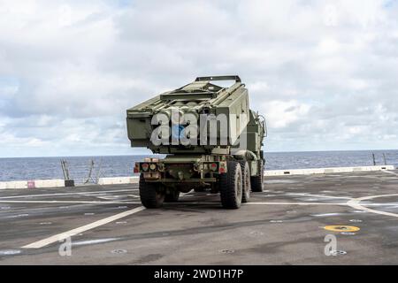 Die US-Marines positionieren ein HIMARS-Fahrzeug auf dem Flugdeck eines Schiffes. Stockfoto