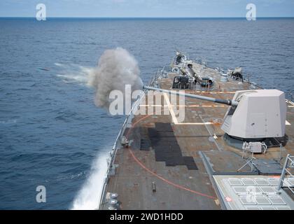 Der Raketenzerstörer USS William P. Lawrence feuert ein 5-Zoll-Geschütz MK 45 ab. Stockfoto