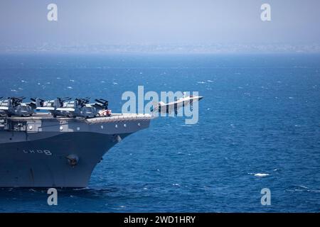 Ein US-Marine-Corps F-35B Lightning II startet vom amphibischen Angriffsschiff USS Makin Island. Stockfoto