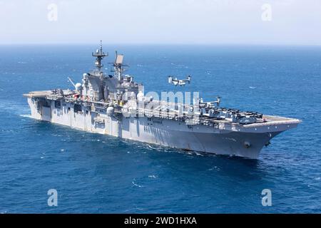 Ein U.S. Marine Corps MV-22 Osprey landet auf dem Flugdeck der USS Makin Island. Stockfoto