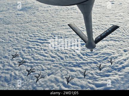 Die F-16C und die schwedische Luftwaffe JAS 39 Gripens fliegen in Formation hinter einem KC-135 Stratotanker. Stockfoto