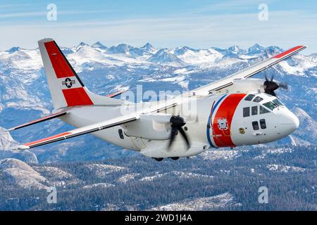 Eine Küstenwache C-27J fliegt über dem Yosemite-Nationalpark, Kalifornien. Stockfoto