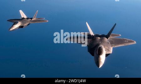 Die F-22 Raptoren der US Air Force fliegen in Formation über das Mittelmeer. Stockfoto