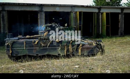 Ein Kampffahrzeug der deutschen Armee Marder legt unterdrückendes Feuer. Stockfoto