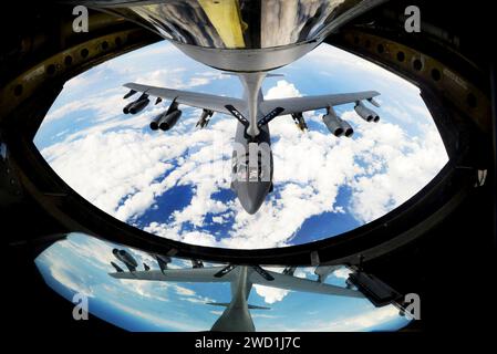 Ein Flugzeug der US-Air Force B-52 Stratofortress erhält Treibstoff von einem KC-135 Stratotanker. Stockfoto