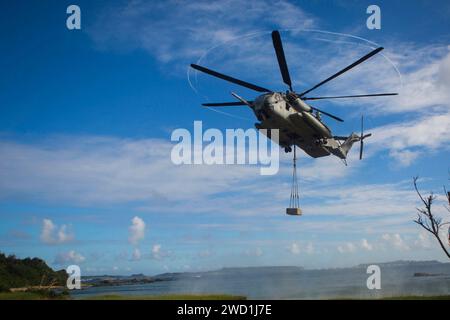 Ein Superhengst des U.S. Marine Corps CH-53E schwebt über einer Landezone in Camp Hansen, Okinawa, Japan. Stockfoto