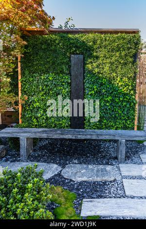 Holzdorn. Moderner hölzerner Pavillon mit vertikaler Begrünung. Baldachin im Garten. Städtischer Pavillon. Stockfoto