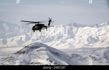 Der Hubschrauber DER US-Armee UH-60 Black Hawk fliegt über Afghanistan. Stockfoto