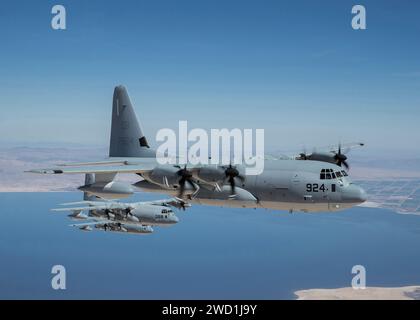 Drei US Marine Corps KC-130J Super Herkules führen einen zeremoniellen Formationsflug durch. Stockfoto