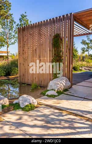 Moderne Holzlaube. Moderner hölzerner Pavillon im Innenhof, Hinterhof. Urbaner Pavillon, entspannende Gartengestaltung. Stockfoto