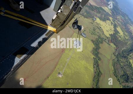 Spezialeinsatzkräfte führen eine stationäre Luftanlage von einem UH-60 Black Hawk Hubschrauber durch. Stockfoto