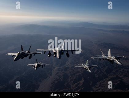Militärjets fliegen in einer Formation entlang der Pazifikküste in Südkalifornien. Stockfoto