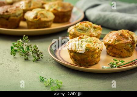 Hausgemachte herzhafte Muffins mit Zucchini und Käse auf dem Küchentisch Stockfoto