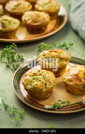 Hausgemachte herzhafte Muffins mit Zucchini und Käse auf dem Küchentisch Stockfoto