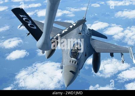 Ein F16-Kampffalke der U.S. Air Force fliegt hinter einem Stratotanker der U.S. Air Force KC-135. Stockfoto