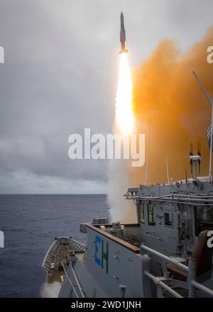 Der Lenkraketenkreuzer USS Chancellorsville startet eine Standardrakete 2 in der Philippinischen See. Stockfoto